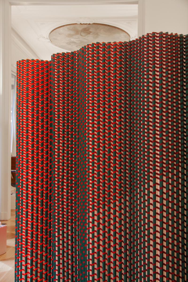 Dossier de presse | 7833-01 - Communiqué de presse | Plissade Wins Dezeen Awards 2025 Textile Design of the Year - Luis Marie - Produit - Plissade Forest Green in Palazzo di Giureconsulti during Salone del Mobile - Crédit photo : Luis Marie