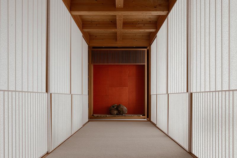 Dossier de presse | 7825-01 - Communiqué de presse | SYMBOLPLUS OFFICE - SYMBOLPLUS INC. - Design d’intérieur commercial - Viewing the tokonoma from an approach separated by shoji screens. - Crédit photo : <table id="d41c8d3a-f4e8-c00a-d85f-345290cc5e58" data-aloha-ephemera-attr="id" class="aloha-ephemera-attr"><tbody><tr><td>Keishin Horikoshi</td></tr></tbody></table>