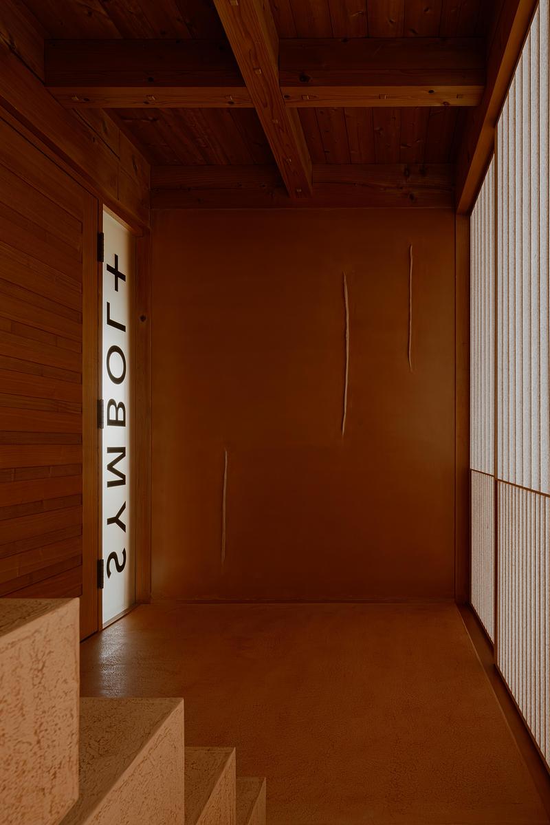 Dossier de presse | 7825-01 - Communiqué de presse | SYMBOLPLUS OFFICE - SYMBOLPLUS INC. - Design d’intérieur commercial - Traditional plasterwork with a glossy finish. - Crédit photo : <table id="6e57e544-40ae-7f46-3f7a-b5c4888fe212" data-aloha-ephemera-attr="id" class="aloha-ephemera-attr"><tbody><tr><td>Keishin Horikoshi</td></tr></tbody></table>