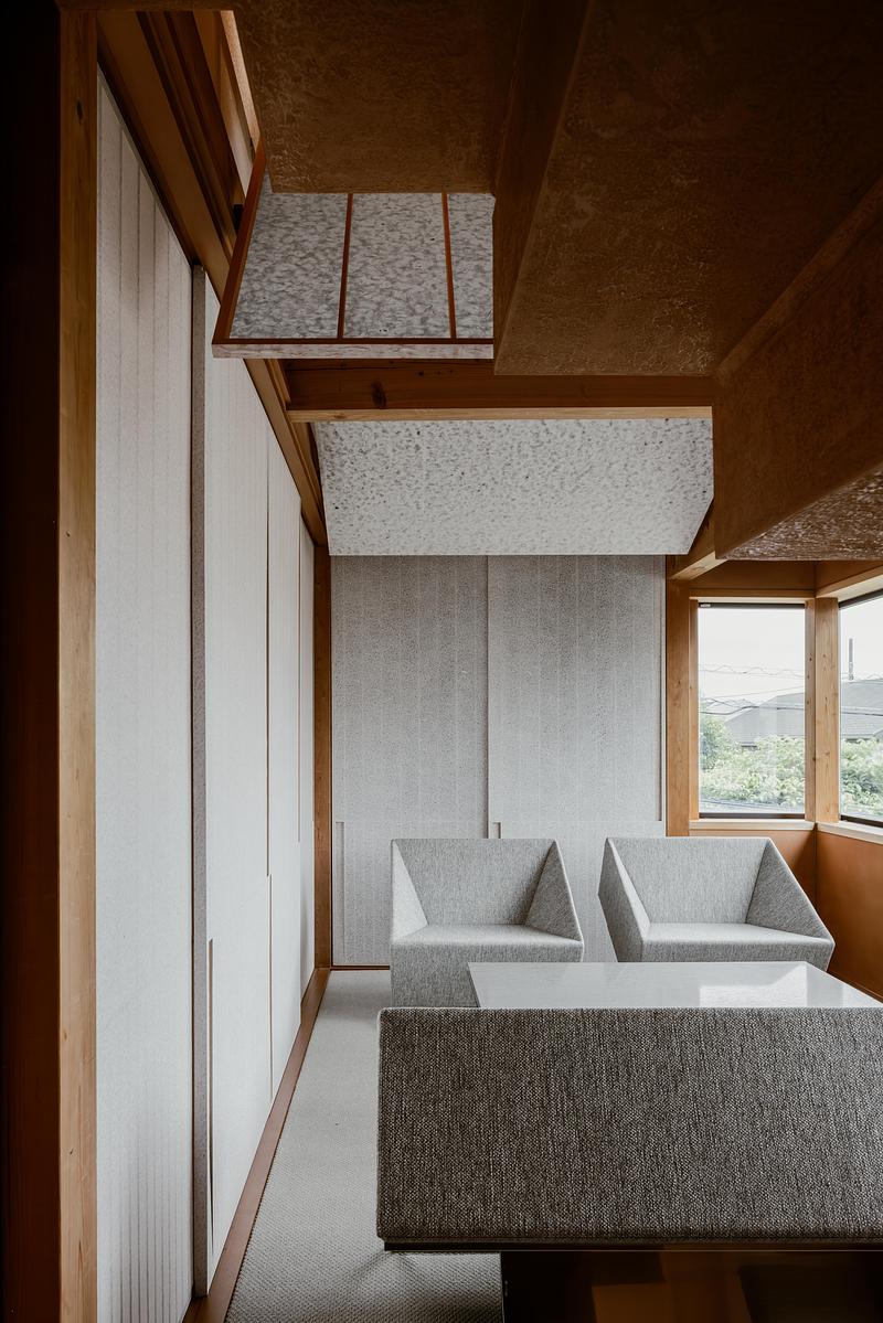 Dossier de presse | 7825-01 - Communiqué de presse | SYMBOLPLUS OFFICE - SYMBOLPLUS INC. - Design d’intérieur commercial - View of the reception room through a gap in the staircase.<br style=""> - Crédit photo : <table id="4cad282a-61ae-0c30-c621-ac08f45f46f6" data-aloha-ephemera-attr="id" class="aloha-ephemera-attr"><tbody><tr><td>Keishin Horikoshi</td></tr></tbody></table>