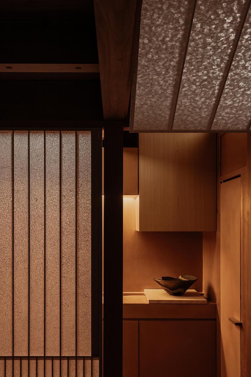 Dossier de presse | 7825-01 - Communiqué de presse | SYMBOLPLUS OFFICE - SYMBOLPLUS INC. - Design d’intérieur commercial - <p class="">Light leaking from kitchen and shoji screens.</p> - Crédit photo : <table id="53d48c1e-445a-d464-1ab6-9e13de2992be" data-aloha-ephemera-attr="id" class="aloha-ephemera-attr"><tbody><tr><td>Keishin Horikoshi</td></tr></tbody></table>