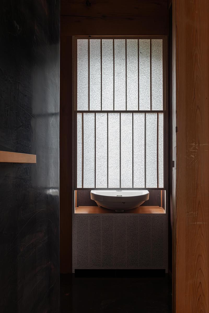 Dossier de presse | 7825-01 - Communiqué de presse | SYMBOLPLUS OFFICE - SYMBOLPLUS INC. - Design d’intérieur commercial - <p class="">Natural light leaks in through the washbasin and shoji screens.</p> - Crédit photo : <table id="d83f5ade-d396-6cc2-32e9-b0814cf60ed0" data-aloha-ephemera-attr="id" class="aloha-ephemera-attr"><tbody><tr><td style="">Keishin Horikoshi</td></tr></tbody></table>