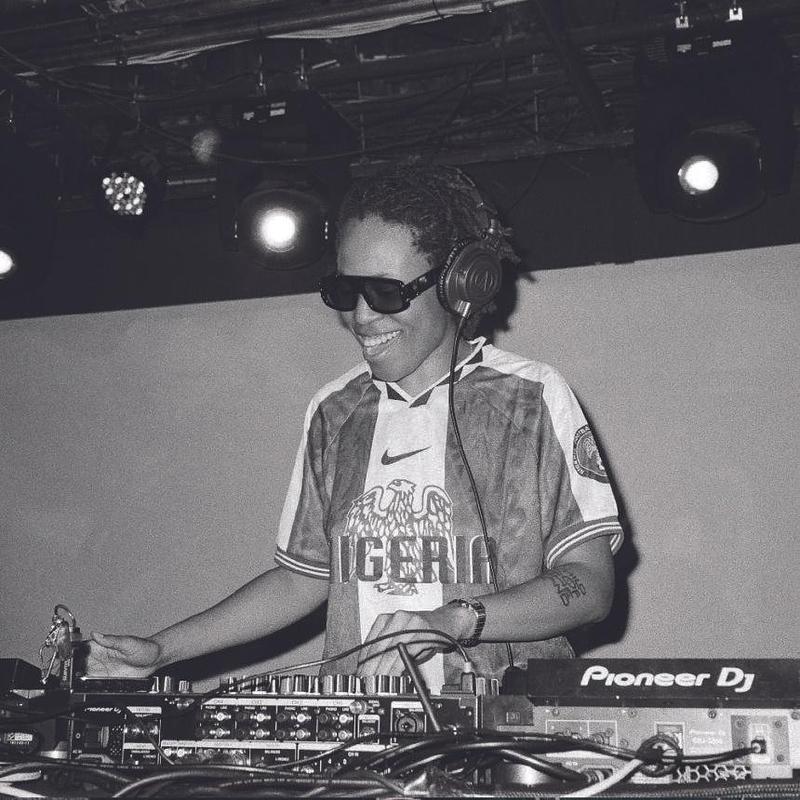 Dossier de presse | 1607-17 - Communiqué de presse | Don’t Miss a Design Thing - DesignTO - Évènement + Exposition - DesignTO Launch Party DJ ISA (Isabel Okoro) - Crédit photo : Courtesy of the DJ