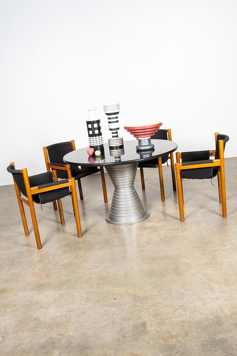 Dossier de presse | 1607-17 - Communiqué de presse | Don’t Miss a Design Thing - DesignTO - Évènement + Exposition - Vintage 1980s Marble Top Hourglass Base Dining Table and Set of 4 Sling Chairs by Ibisco, topped with a selection of Bitossi Ceramics by famed Italian Designer Ettore Sottsass. - Crédit photo : Courtesy of Bonne Choice