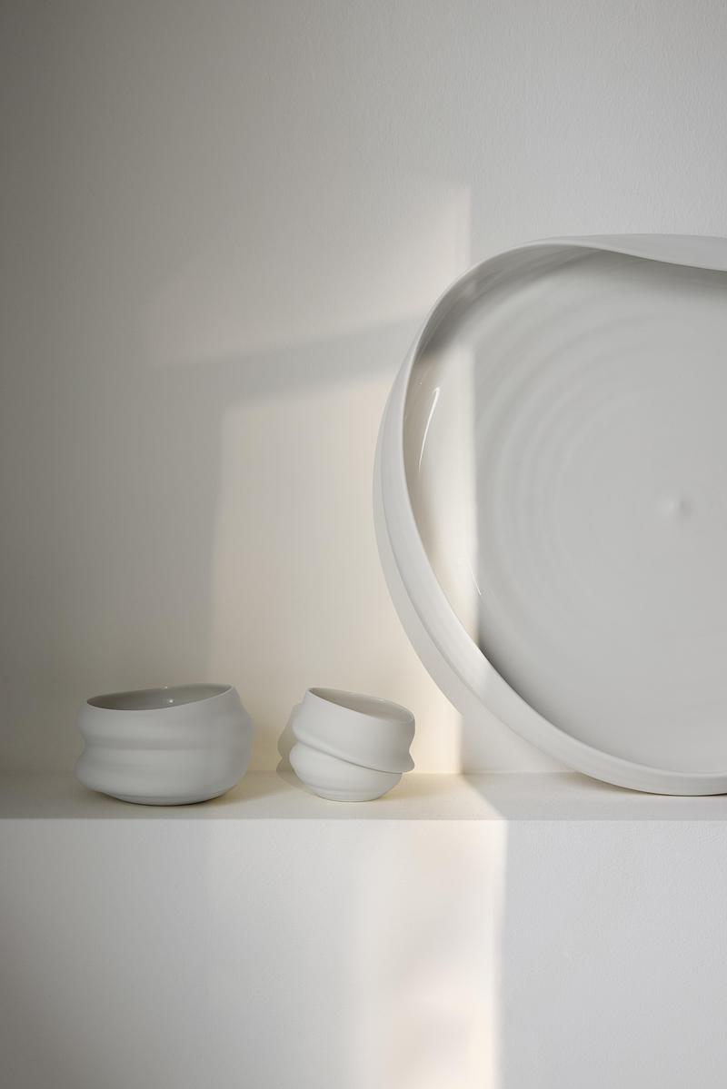 Press kit | 7838-01 - Press release | Maison & Objet: Launch of New Haven Wall Objects - Schoemig Porzellan - Art - Fleuve handtrown porcelain bowls, starting from 140 € - Photo credit:  Anne Deppe  