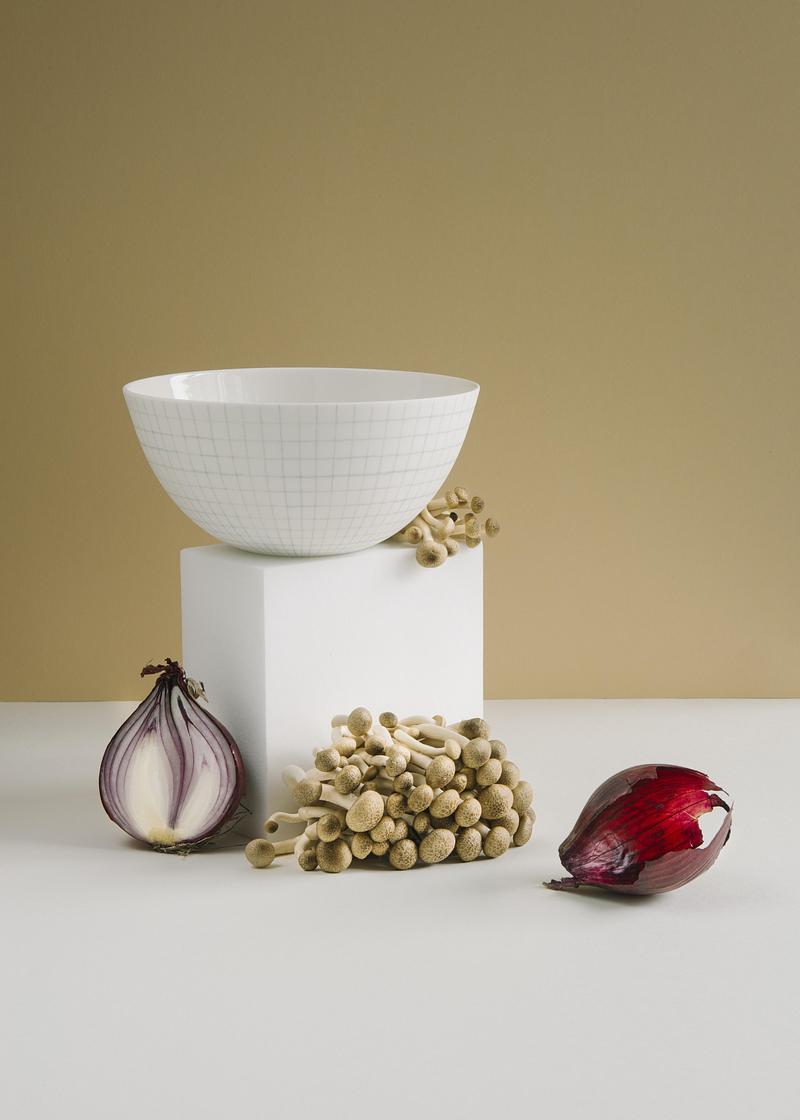 Press kit | 7838-01 - Press release | Maison & Objet: Launch of New Haven Wall Objects - Schoemig Porzellan - Art - Graph bowl with hand drawing, diameter 18,5 cm, 92 € - Photo credit:  Nikolai Marcinowski  