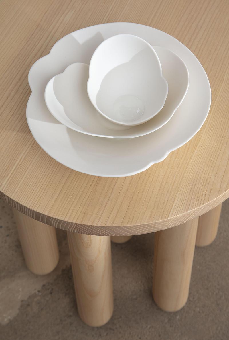 Press kit | 7838-01 - Press release | Maison & Objet: Launch of New Haven Wall Objects - Schoemig Porzellan - Art - Haven sculptural set of 5 stackable bowls. Measurements: smallest bowl is 7 cm diameter for 48 €, largest is 24 cm diameter for 135  €. Price for this set of 3 is 320 €.  - Photo credit:  Ludger Paffrath 