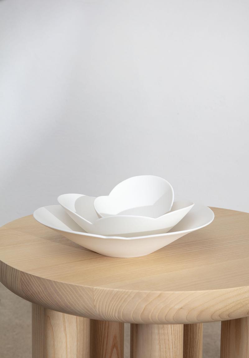 Press kit | 7838-01 - Press release | Maison & Objet: Launch of New Haven Wall Objects - Schoemig Porzellan - Art - Haven sculptural set of 5 stackable bowls. Measurements: smallest bowl  is 7 cm diameter for 48 €, largest is 24 cm diameter for 135  €. Price  for this set of 3 is 320 €.  - Photo credit:  Ludger Paffrath 