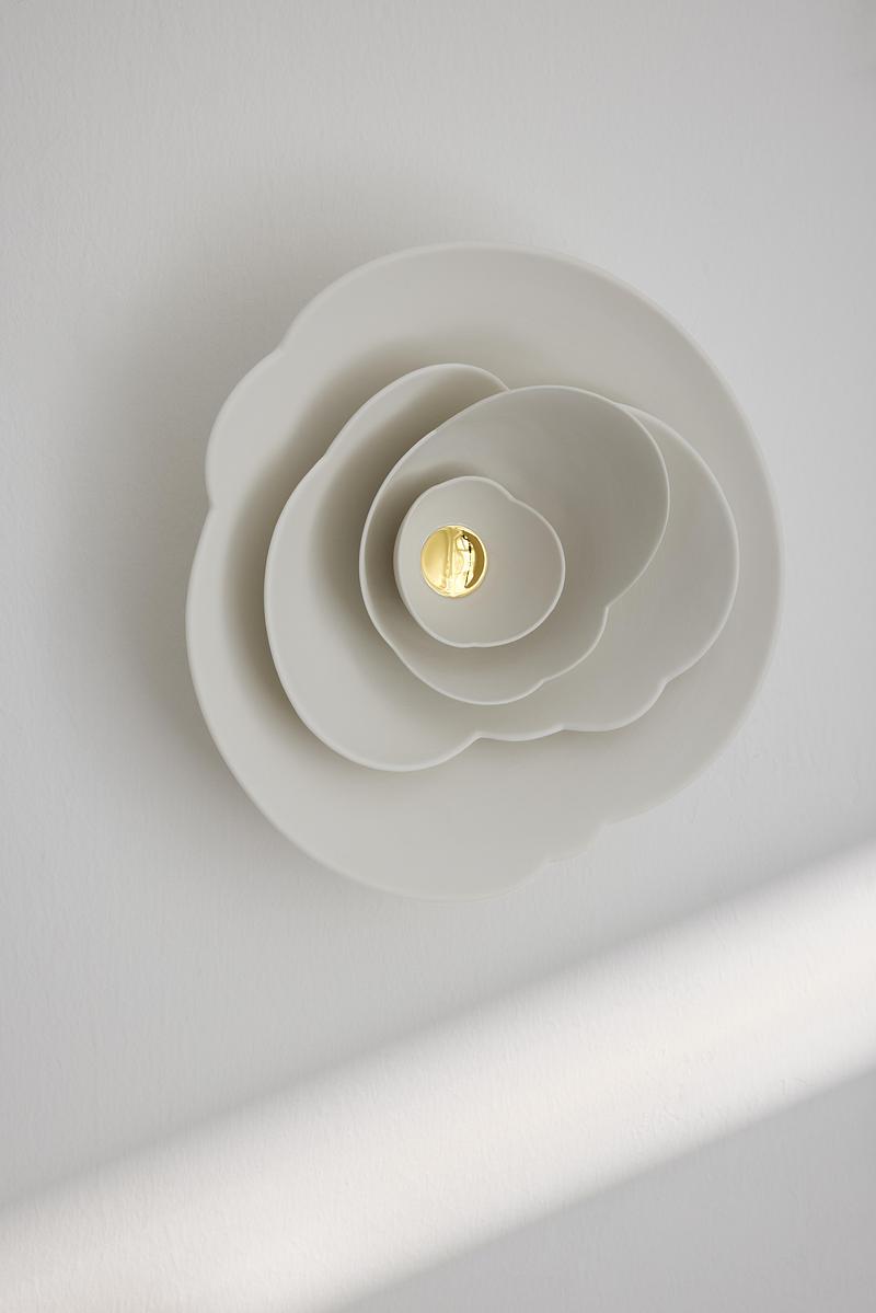 Press kit | 7838-01 - Press release | Maison & Objet: Launch of New Haven Wall Objects - Schoemig Porzellan - Art - Haven wall object. White bisque porcelain with gold plated center. Diameter 24 cm,  €  550 €. - Photo credit:  Anne Deppe 