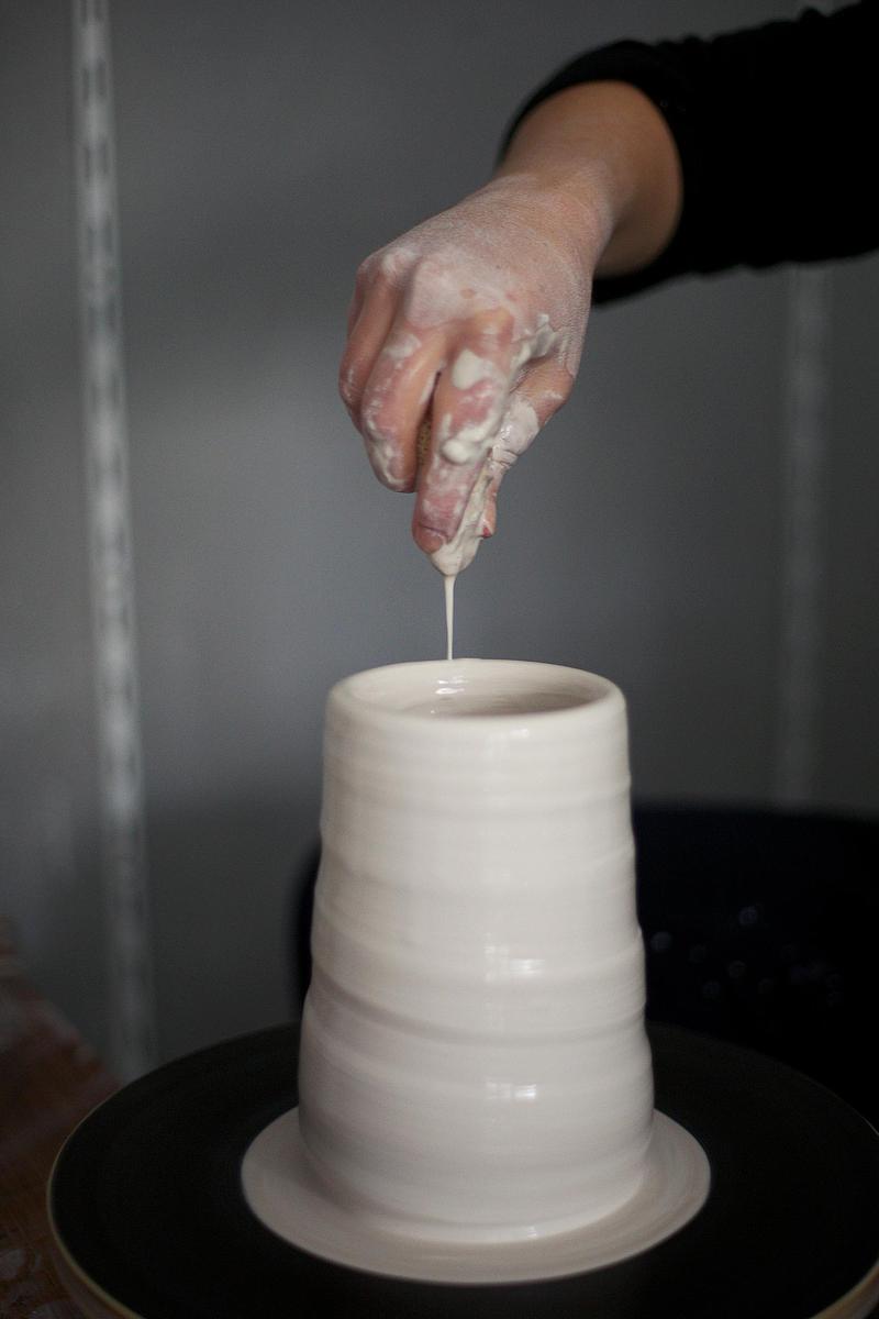 Press kit | 7838-01 - Press release | Maison & Objet: Launch of New Haven Wall Objects - Schoemig Porzellan - Art - Claudia Schoemig is also an expert for handturned porcelain. - Photo credit: Laura Muthesius