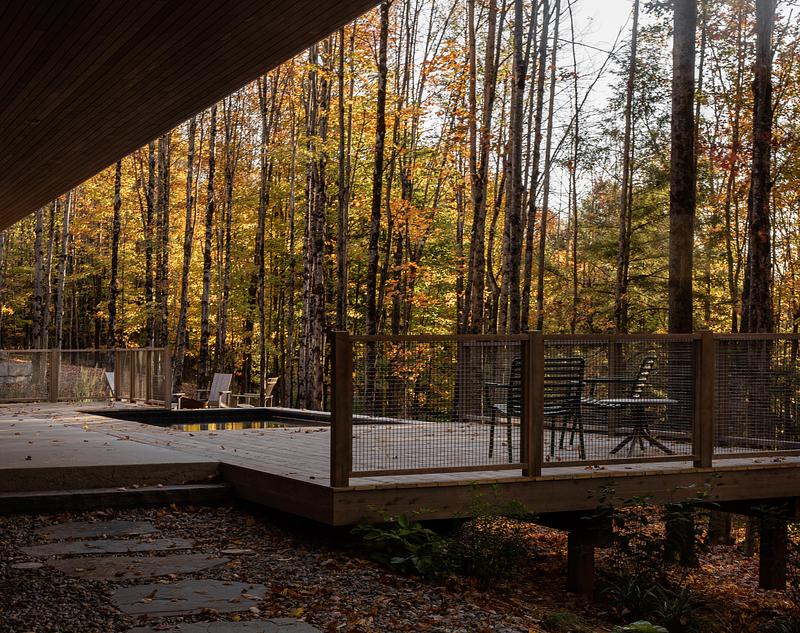 Dossier de presse | 5891-07 - Communiqué de presse | Perchée - Matière Première Architecture - Architecture résidentielle - Crédit photo : Ian Balmorel