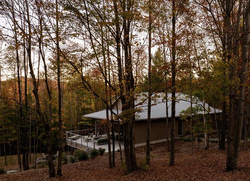 Dossier de presse | 5891-07 - Communiqué de presse | Perchée - Matière Première Architecture - Architecture résidentielle - Crédit photo : Ian Balmorel