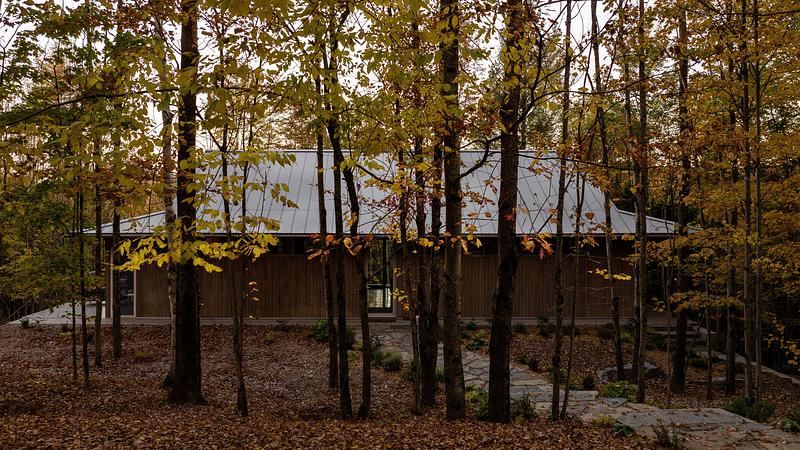 Dossier de presse | 5891-07 - Communiqué de presse | Perchée - Matière Première Architecture - Architecture résidentielle - Crédit photo : Ian Balmorel