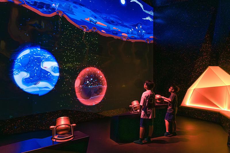 Dossier de presse | 1089-12 - Communiqué de presse | Moment Factory donne vie à Curiosity Cove, le plus grand espace de jeux intérieur inspiré de la nature à Singapour, situé au Mandai Wildlife Reserve - Moment Factory - Design multimédia -   Prairies, galeries souterraines - La lumière révèle les tunnels cachés du désert et montre comment les animaux creusent des terriers pour se protéger, stocker de la nourriture et échapper aux prédateurs.    - Crédit photo :   Curiosity Cove au Mandai Wildlife Reserve, Moment Factory  