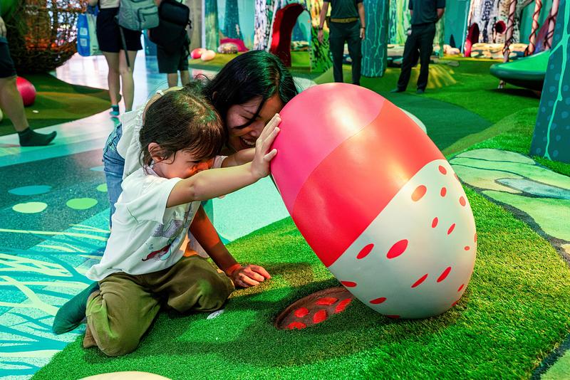 Dossier de presse | 1089-12 - Communiqué de presse | Moment Factory donne vie à Curiosity Cove, le plus grand espace de jeux intérieur inspiré de la nature à Singapour, situé au Mandai Wildlife Reserve - Moment Factory - Design multimédia -    Forêts, Découverte – sous un rocher     - Crédit photo :  Curiosity Cove au Mandai Wildlife Reserve, Moment Factory 