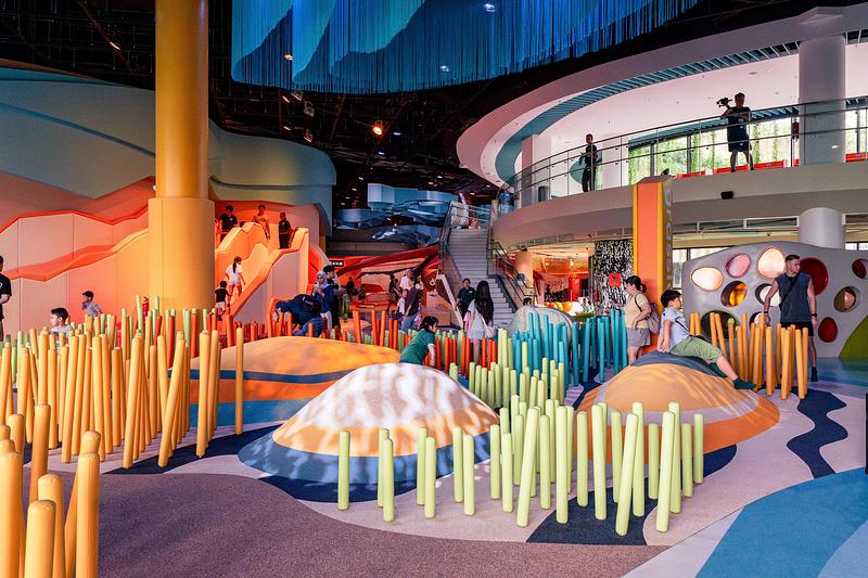 Dossier de presse | 1089-12 - Communiqué de presse | Moment Factory donne vie à Curiosity Cove, le plus grand espace de jeux intérieur inspiré de la nature à Singapour, situé au Mandai Wildlife Reserve - Moment Factory - Design multimédia -    Prairies – dans cette zone immersive, inspirée de la savane africaine, les enfants peuvent se glisser dans la peau de leur animal préféré et découvrir les défis de la vie sauvage.    - Crédit photo :   Curiosity Cove au Mandai Wildlife Reserve, Moment Factory   