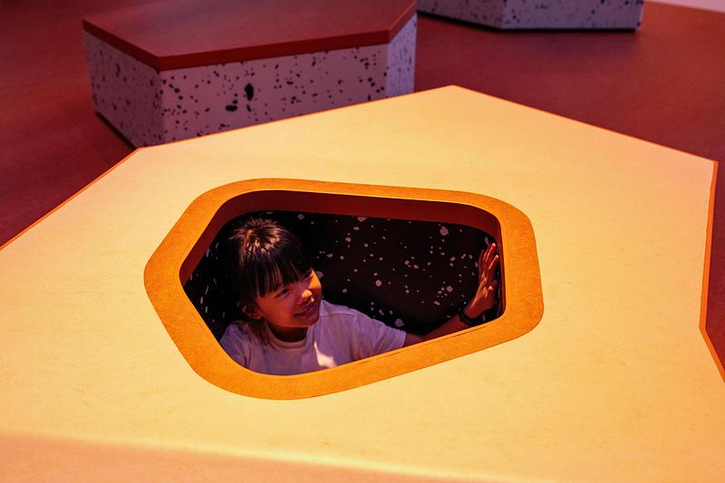 Dossier de presse | 1089-12 - Communiqué de presse | Moment Factory donne vie à Curiosity Cove, le plus grand espace de jeux intérieur inspiré de la nature à Singapour, situé au Mandai Wildlife Reserve - Moment Factory - Design multimédia -  Terres arides, cachettes de suricates - Crédit photo :   Curiosity Cove au Mandai Wildlife Reserve, Moment Factory  