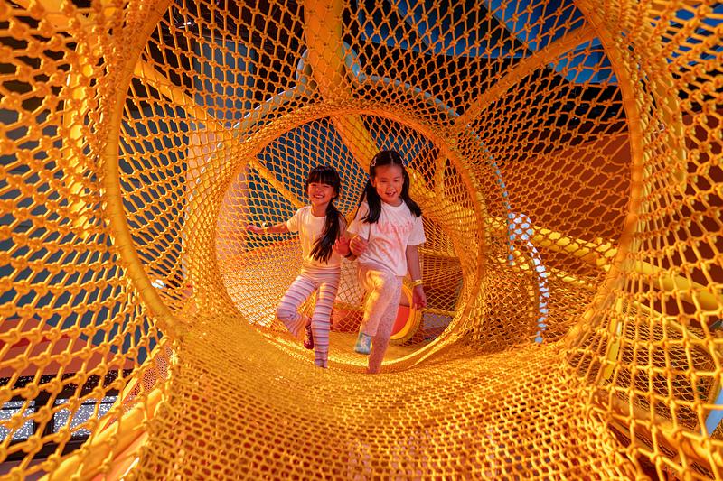 Dossier de presse | 1089-12 - Communiqué de presse | Moment Factory donne vie à Curiosity Cove, le plus grand espace de jeux intérieur inspiré de la nature à Singapour, situé au Mandai Wildlife Reserve - Moment Factory - Design multimédia -   Terres arides, ventre du serpent géant – Inspiré de la vipère cornue, cet espace de jeu permet aux enfants de ramper à travers le corps sinueux du serpent surdimensionné.     - Crédit photo :   Curiosity Cove au Mandai Wildlife Reserve, Moment Factory  