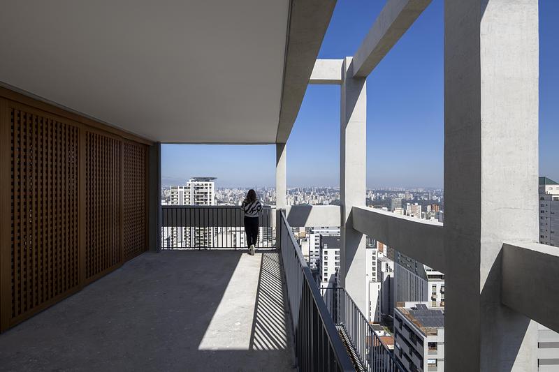 Press kit | 2001-05 - Press release | Inspira SP - TRIPTYQUE - Commercial Architecture - Balcony - Photo credit: Maíra Acayaba