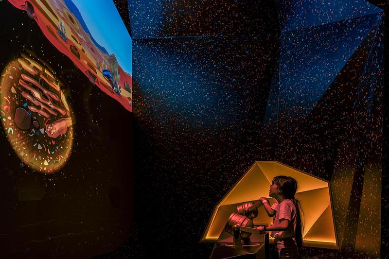 Dossier de presse | 1089-12 - Communiqué de presse | Moment Factory donne vie à Curiosity Cove, le plus grand espace de jeux intérieur inspiré de la nature à Singapour, situé au Mandai Wildlife Reserve - Moment Factory - Design multimédia -  Prairies, galeries souterraines - La lumière révèle les tunnels cachés du désert et montre comment les animaux creusent des terriers pour se protéger, stocker de la nourriture et échapper aux prédateurs.  - Crédit photo : Curiosity Cove au Mandai Wildlife Reserve, Moment Factory