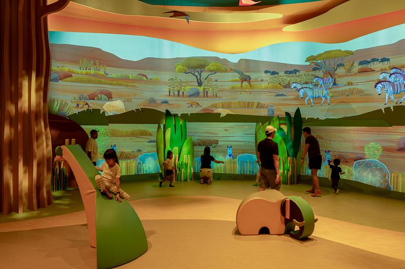 Dossier de presse | 1089-12 - Communiqué de presse | Moment Factory donne vie à Curiosity Cove, le plus grand espace de jeux intérieur inspiré de la nature à Singapour, situé au Mandai Wildlife Reserve - Moment Factory - Design multimédia - Prairies, Théâtre de la nature – Dans cet espace théâtral ludique, des animaux surprennent les enfants par des apparitions inattendues, créant des moments d’émerveillement et de découverte. - Crédit photo : Curiosity Cove au Mandai Wildlife Reserve, Moment Factory