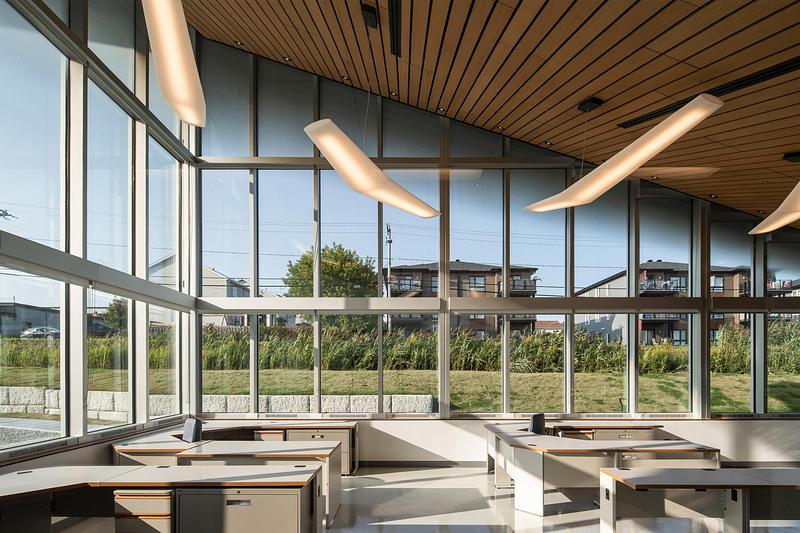 Dossier de presse | 1695-03 - Communiqué de presse | Un nouveau poste de la Sûreté du Québec à Waterloo ancré dans son territoire - STGM Architecture + Cimaise - Architecture institutionnelle - Crédit photo : Raphaël Thibodeau