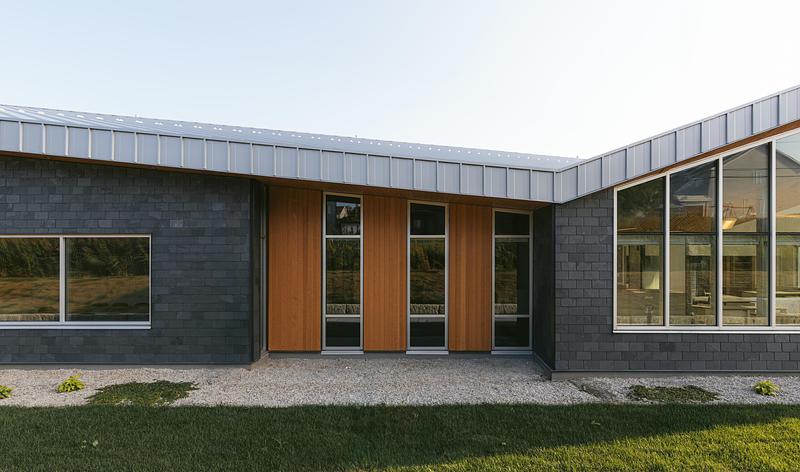 Dossier de presse | 1695-03 - Communiqué de presse | Un nouveau poste de la Sûreté du Québec à Waterloo ancré dans son territoire - STGM Architecture + Cimaise - Architecture institutionnelle - Crédit photo : Alexandre Guérin