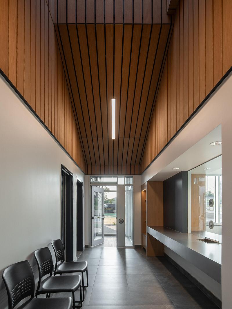 Dossier de presse | 1695-03 - Communiqué de presse | Un nouveau poste de la Sûreté du Québec à Waterloo ancré dans son territoire - STGM Architecture + Cimaise - Architecture institutionnelle - Crédit photo : Raphaël Thibodeau