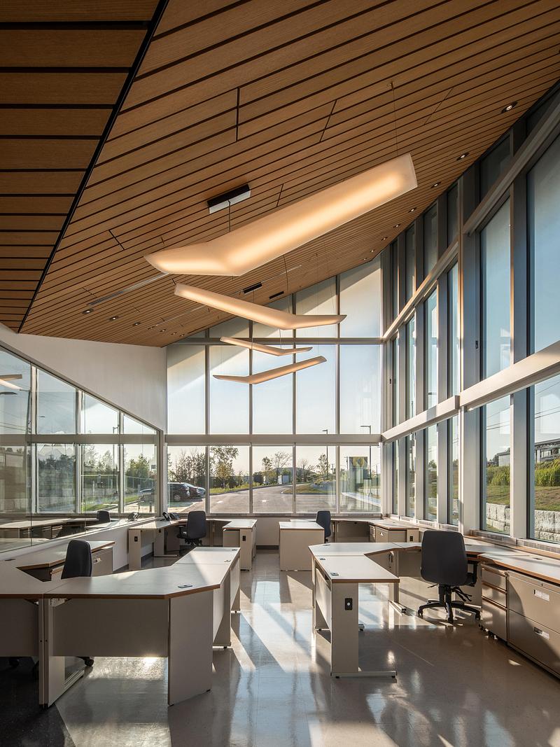 Dossier de presse | 1695-03 - Communiqué de presse | Un nouveau poste de la Sûreté du Québec à Waterloo ancré dans son territoire - STGM Architecture + Cimaise - Architecture institutionnelle - Crédit photo : Raphaël Thibodeau