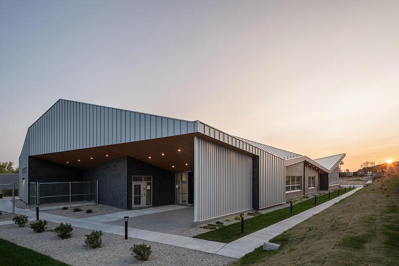 Dossier de presse | 1695-03 - Communiqué de presse | Un nouveau poste de la Sûreté du Québec à Waterloo ancré dans son territoire - STGM Architecture + Cimaise - Architecture institutionnelle - Crédit photo : Raphaël Thibodeau