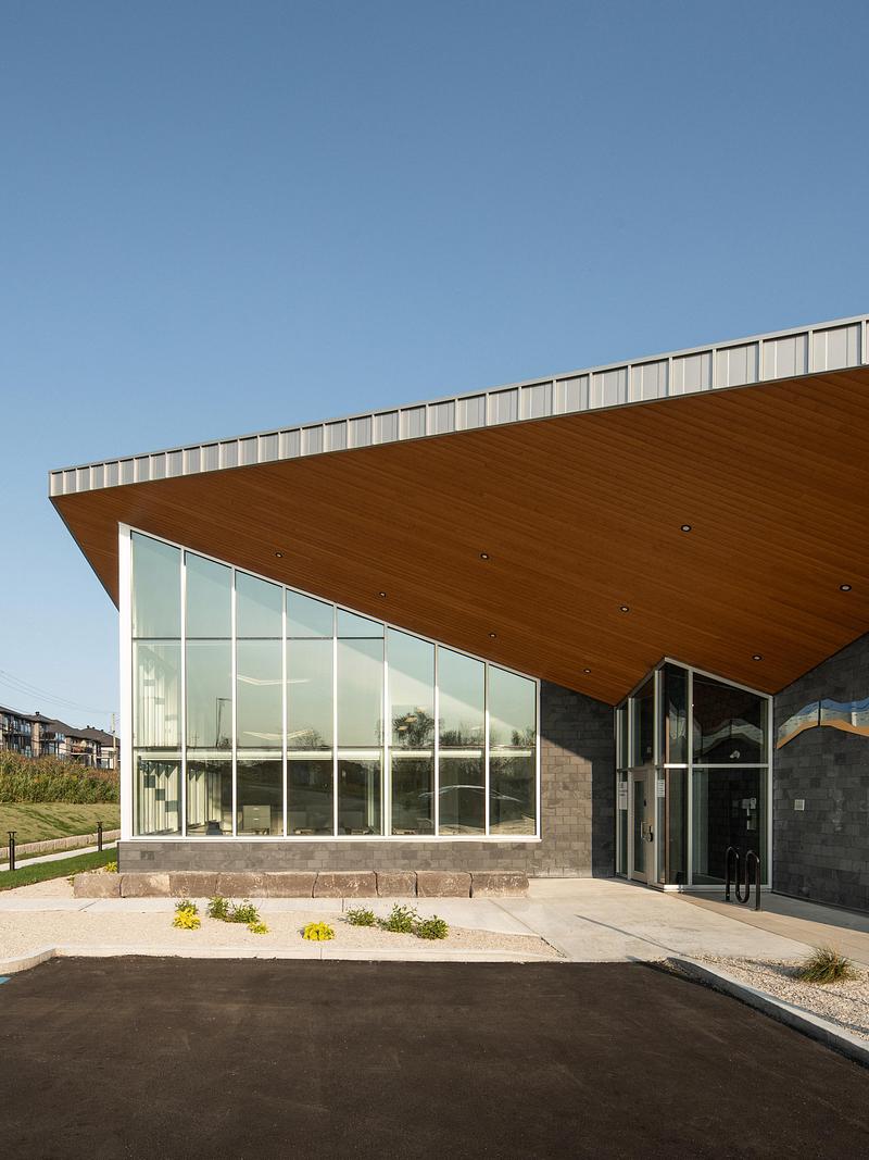 Dossier de presse | 1695-03 - Communiqué de presse | Un nouveau poste de la Sûreté du Québec à Waterloo ancré dans son territoire - STGM Architecture + Cimaise - Architecture institutionnelle - Crédit photo : Raphaël Thibodeau