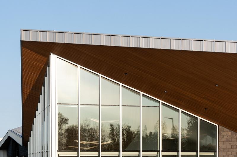 Dossier de presse | 1695-03 - Communiqué de presse | Un nouveau poste de la Sûreté du Québec à Waterloo ancré dans son territoire - STGM Architecture + Cimaise - Architecture institutionnelle - Crédit photo : Raphaël Thibodeau