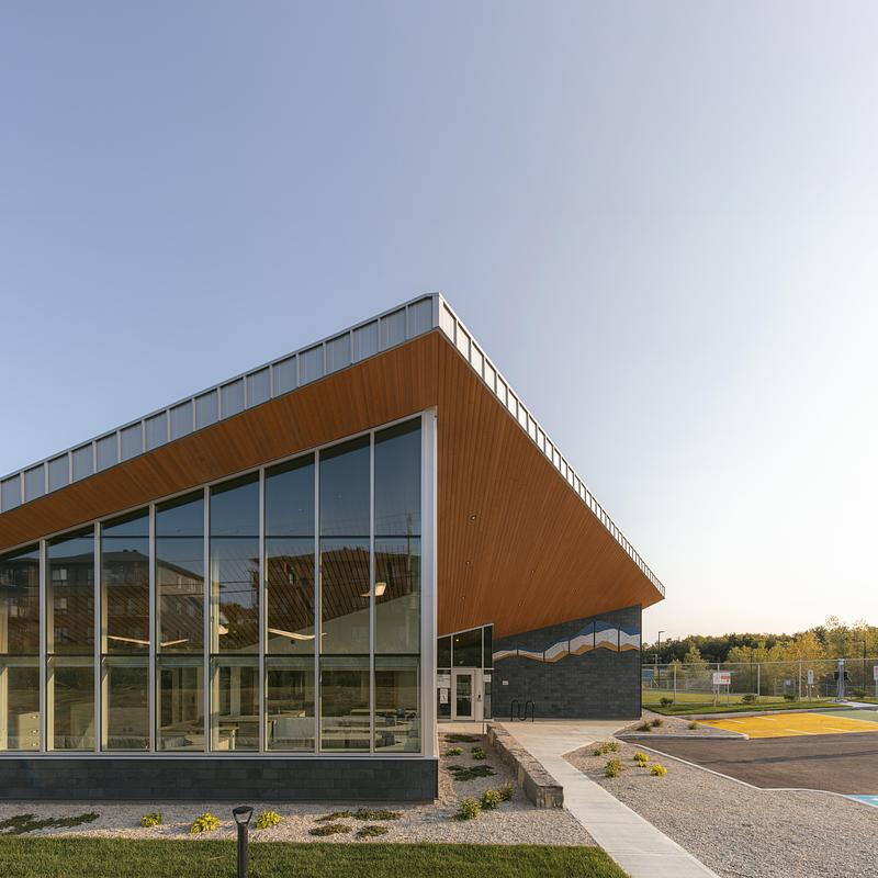 Dossier de presse | 1695-03 - Communiqué de presse | Un nouveau poste de la Sûreté du Québec à Waterloo ancré dans son territoire - STGM Architecture + Cimaise - Architecture institutionnelle - Crédit photo : Alexandre Guérin