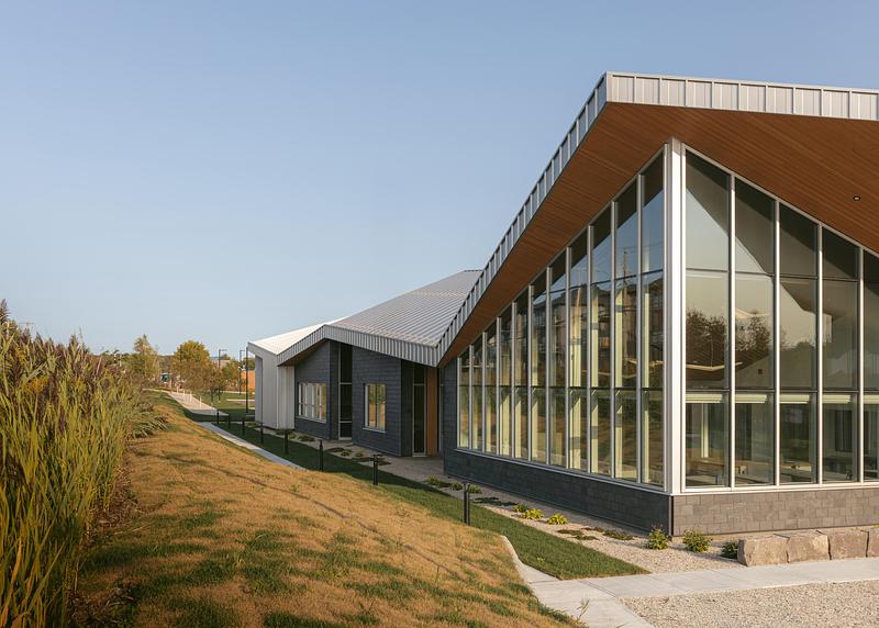 Dossier de presse | 1695-03 - Communiqué de presse | Un nouveau poste de la Sûreté du Québec à Waterloo ancré dans son territoire - STGM Architecture + Cimaise - Architecture institutionnelle - Crédit photo : Alexandre Guérin