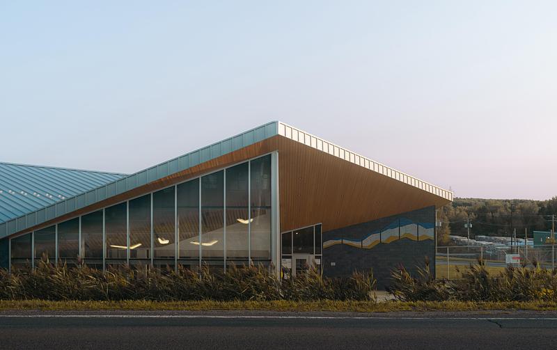 Dossier de presse | 1695-03 - Communiqué de presse | Un nouveau poste de la Sûreté du Québec à Waterloo ancré dans son territoire - STGM Architecture + Cimaise - Architecture institutionnelle - Crédit photo : Alexandre Guérin