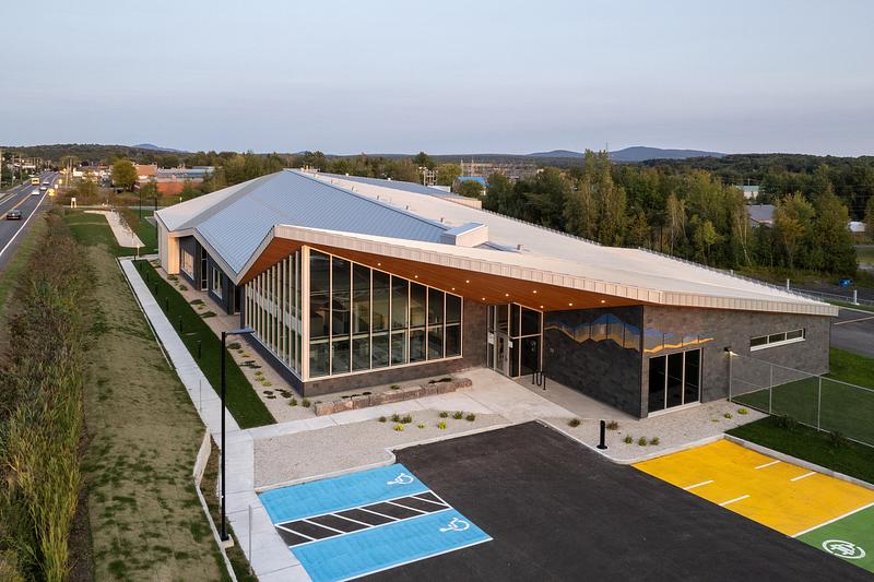 Dossier de presse | 1695-03 - Communiqué de presse | Un nouveau poste de la Sûreté du Québec à Waterloo ancré dans son territoire - STGM Architecture + Cimaise - Architecture institutionnelle - Crédit photo : Raphaël Thibodeau