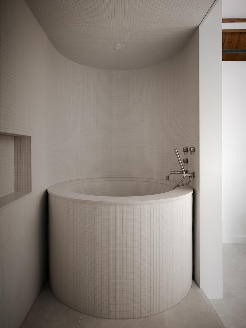 Press kit | 2744-13 - Press release | Dollhouse Loft - StudioAC - Residential Architecture - Soaker Tub - Photo credit: Felix Michaud