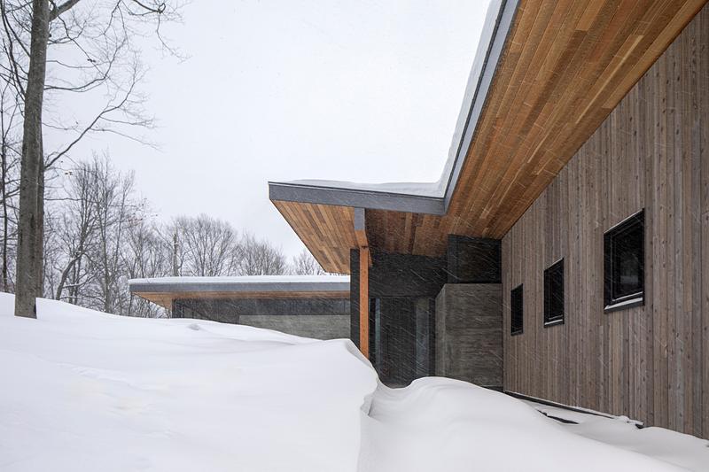 Press kit | 2054-05 - Press release | Laurentian Forest House - RobitailleCurtis - Residential Architecture - A view from the entry walk, looking south on axis with the front door. - Photo credit: Adrien Williams