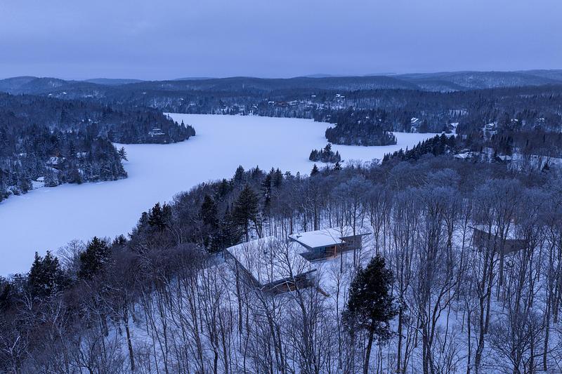 Press kit | 2054-05 - Press release | Laurentian Forest House - RobitailleCurtis - Residential Architecture - Aerial view looking west over Lac Notre-Dame - Photo credit: Adrien Williams