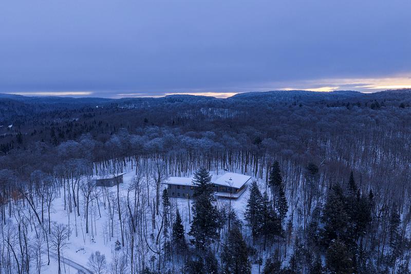 Press kit | 2054-05 - Press release | Laurentian Forest House - RobitailleCurtis - Residential Architecture -  Aerial view looking east. - Photo credit: Adrien Williams