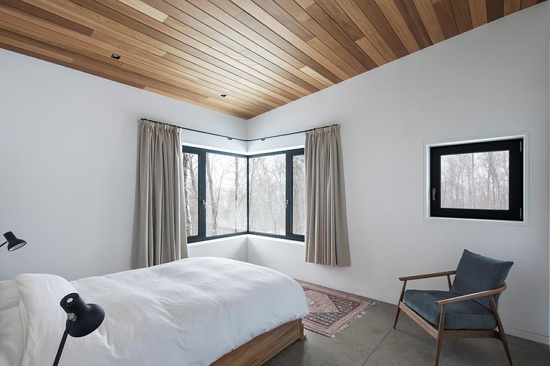 Press kit | 2054-05 - Press release | Laurentian Forest House - RobitailleCurtis - Residential Architecture - The primary bedroom looking northwest. - Photo credit: Adrien Williams