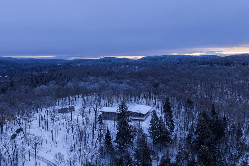 Press kit | 2054-05 - Press release | Laurentian Forest House - RobitailleCurtis - Residential Architecture -  Aerial view looking east with entry drive apparent.  - Photo credit: Adrien Williams