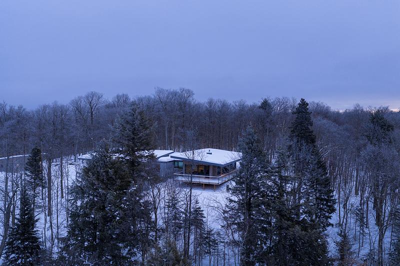 Press kit | 2054-05 - Press release | Laurentian Forest House - RobitailleCurtis - Residential Architecture -  Aerial looking east towards the living bar through the trees.  - Photo credit: Adrien Williams