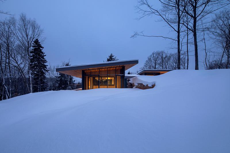 Press kit | 2054-05 - Press release | Laurentian Forest House - RobitailleCurtis - Residential Architecture -  A view looking west towards the living bar and screened in dining porch.  - Photo credit: Adrien Williams