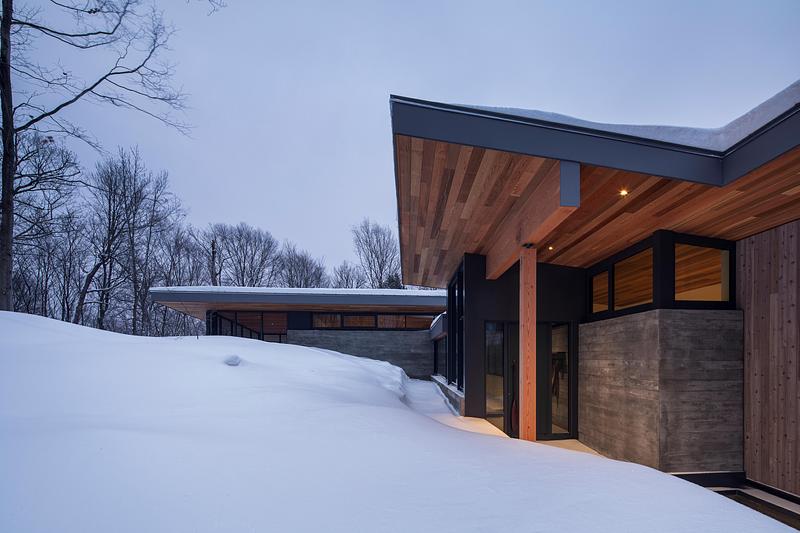 Press kit | 2054-05 - Press release | Laurentian Forest House - RobitailleCurtis - Residential Architecture -  A view looking south  - Photo credit: Adrien Williams