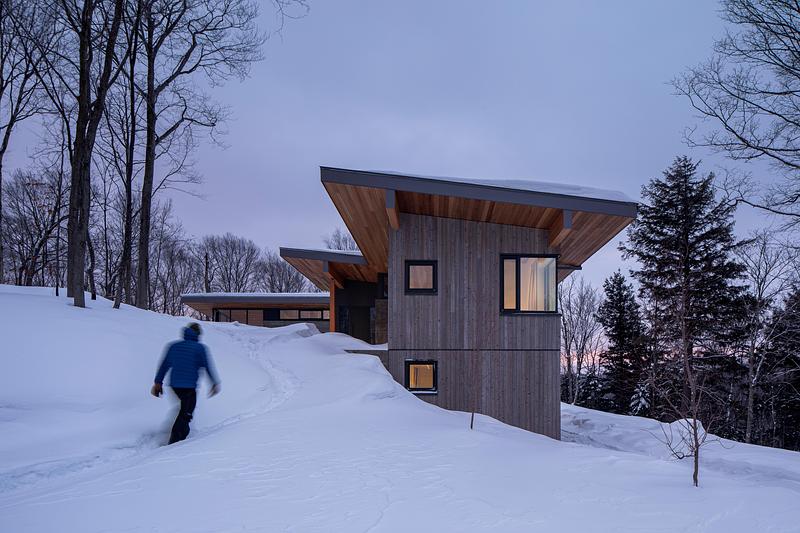 Press kit | 2054-05 - Press release | Laurentian Forest House - RobitailleCurtis - Residential Architecture -   A view from the parking court looking south towards the main entry.  - Photo credit: Adrien Williams