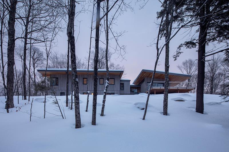 Press kit | 2054-05 - Press release | Laurentian Forest House - RobitailleCurtis - Residential Architecture -   A view looking east towards the sleeping bar (on the left) and the living bar (on the right).  - Photo credit: Adrien Williams