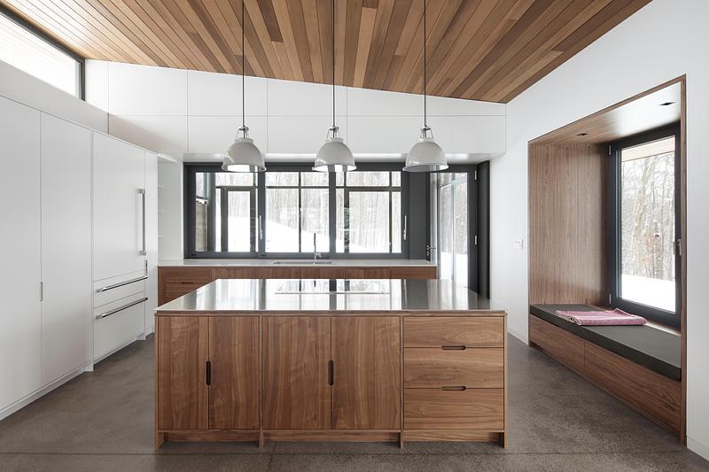 Press kit | 2054-05 - Press release | Laurentian Forest House - RobitailleCurtis - Residential Architecture -  A view of the kitchen looking east.  - Photo credit: Adrien Williams