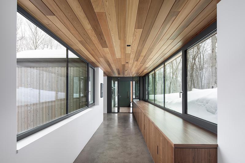 Press kit | 2054-05 - Press release | Laurentian Forest House - RobitailleCurtis - Residential Architecture - A view from the living room looking north towards the entry hall and vestibule. - Photo credit: Adrien Williams