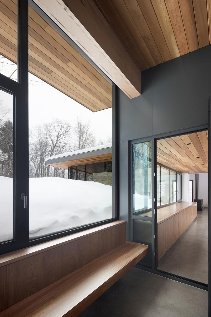 Press kit | 2054-05 - Press release | Laurentian Forest House - RobitailleCurtis - Residential Architecture -   A view from the entry vestibule.  - Photo credit: Adrien Williams